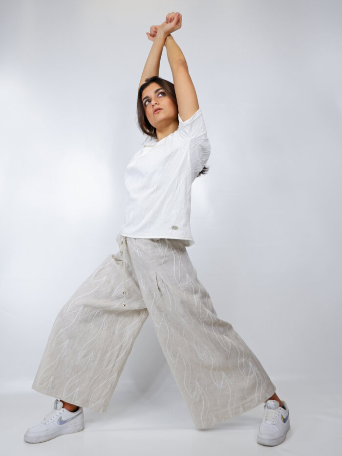 pantaloni in tessuto di lino con ricami a rilievo
